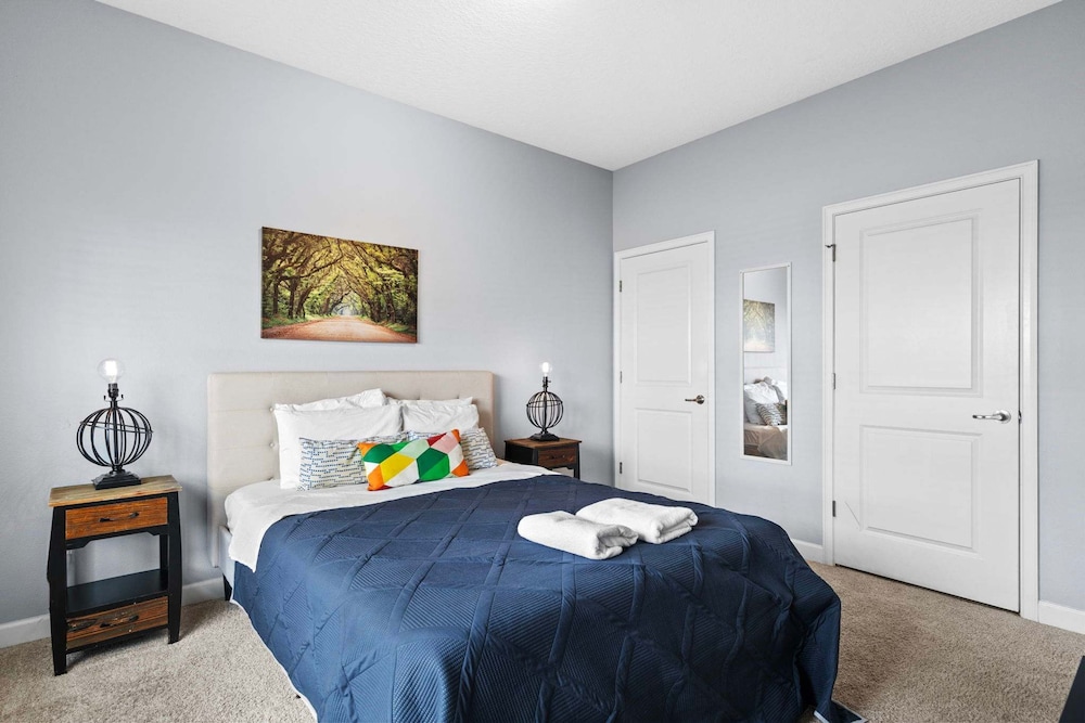 Spacious 4BR Townhome With Pool at Storey Lake - photo 9