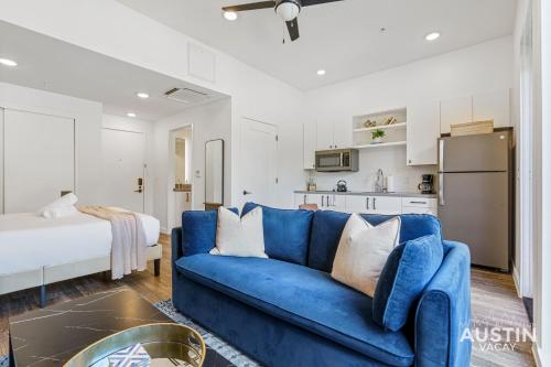 Vibrant Austin Studio Balcony plus Parking and Wi Fi — 4-Star Luxury Hotel in Austin, United States