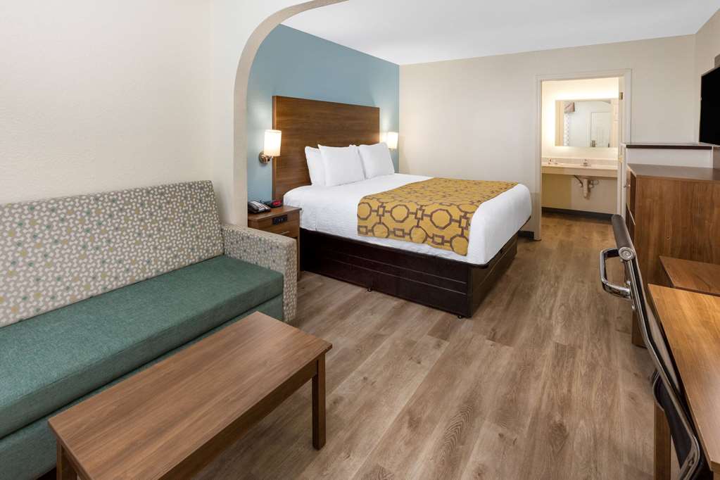 Baymont by Wyndham Biloxi Ocean Springs - photo 12