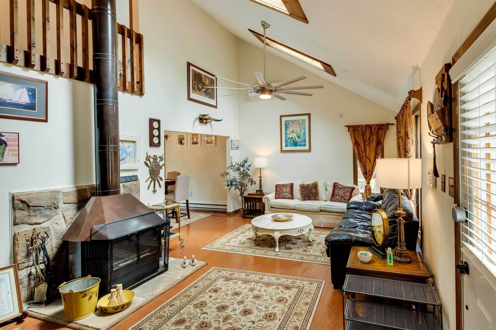 Albrightsville Family Hideaway w Private Hot Tub — hotel in Towamensing Trails