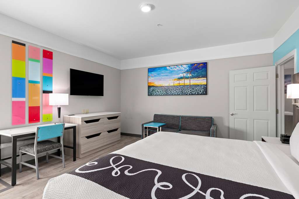 La Quinta Inn & Suites by Wyndham Raymondville - photo 96