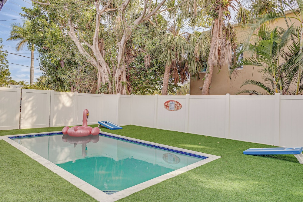 Heated Pool Backyard: North Palm Beach Retreat — hotel in Juno Beach