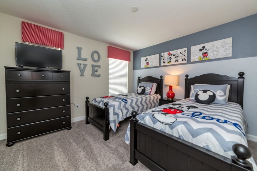 Cool and Modern 5 Bed 4 Ba Game Room Pool Spa 4724sh - photo 9