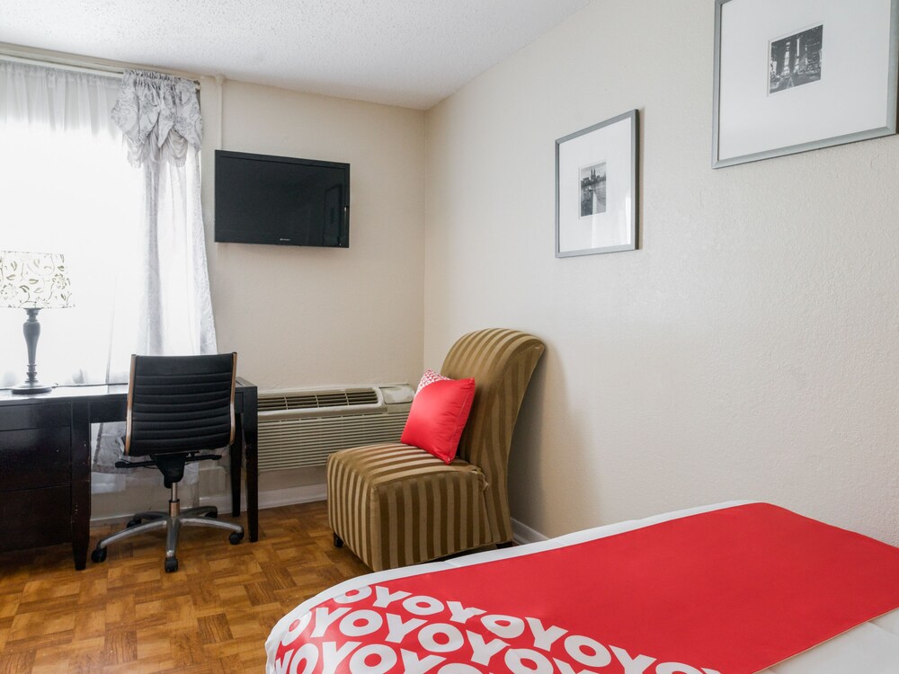 OYO Hotel Houston TX near Medical Center NRG Stadium - photo 15