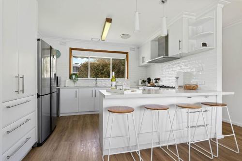 Seaview Cottage and pool Wifi and Linen included — 4-Star Luxury Hotel in Inverloch, Australia