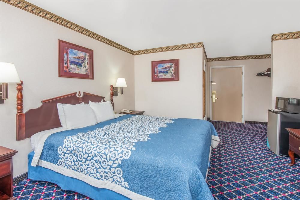 Greenwoods Inn & Suites - photo 6