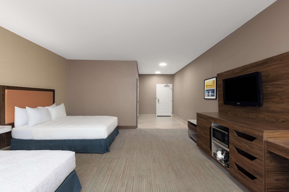 Hampton Inn & Suites Harrisburg North - photo 25