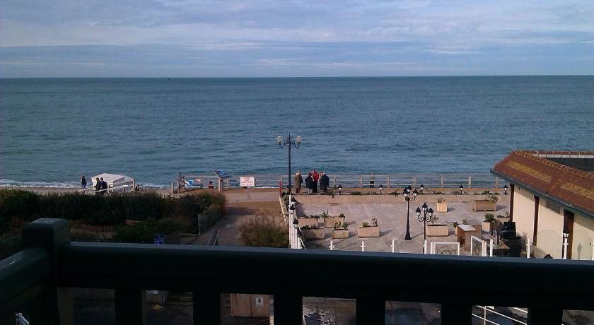 Les Galets Bleus in Etretat, France