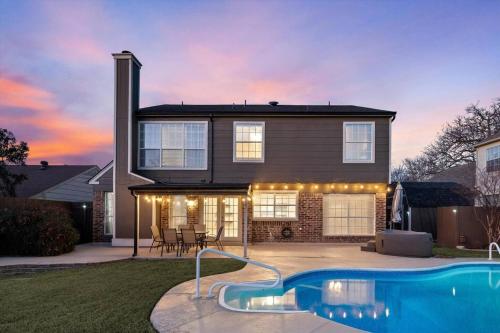 Brand New Stay Pool Hot Tub Game Room Retreat — hotel in North Richland Hills