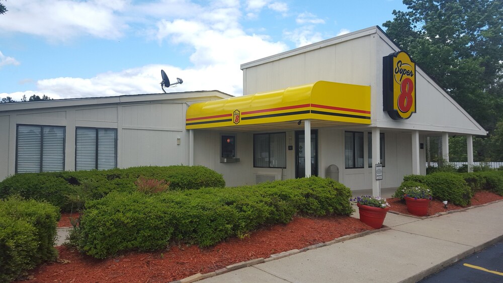 Super 8 by Wyndham Aberdeen Southern Pines - photo 30