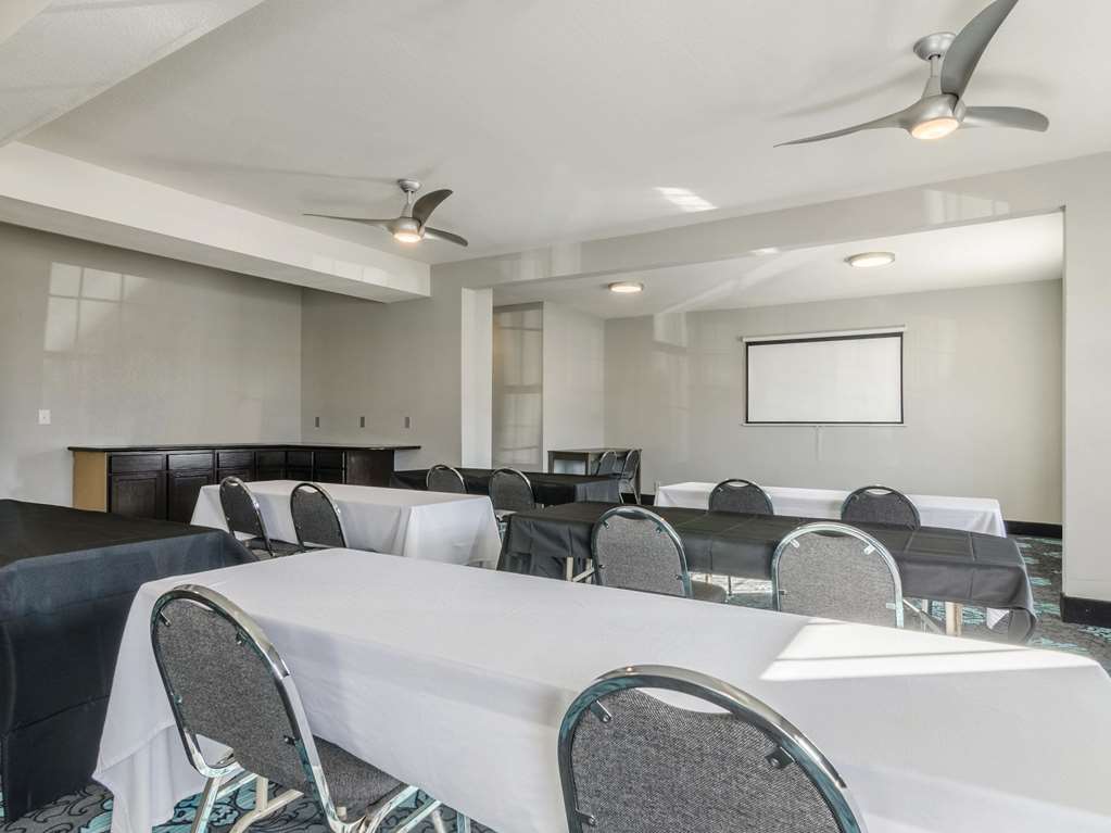 La Quinta Inn & Suites by Wyndham Kansas City Airport - photo 40