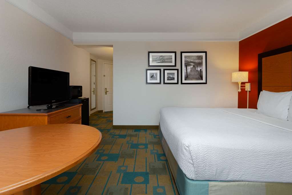 La Quinta Inn & Suites by Wyndham Lakeland West - photo 15