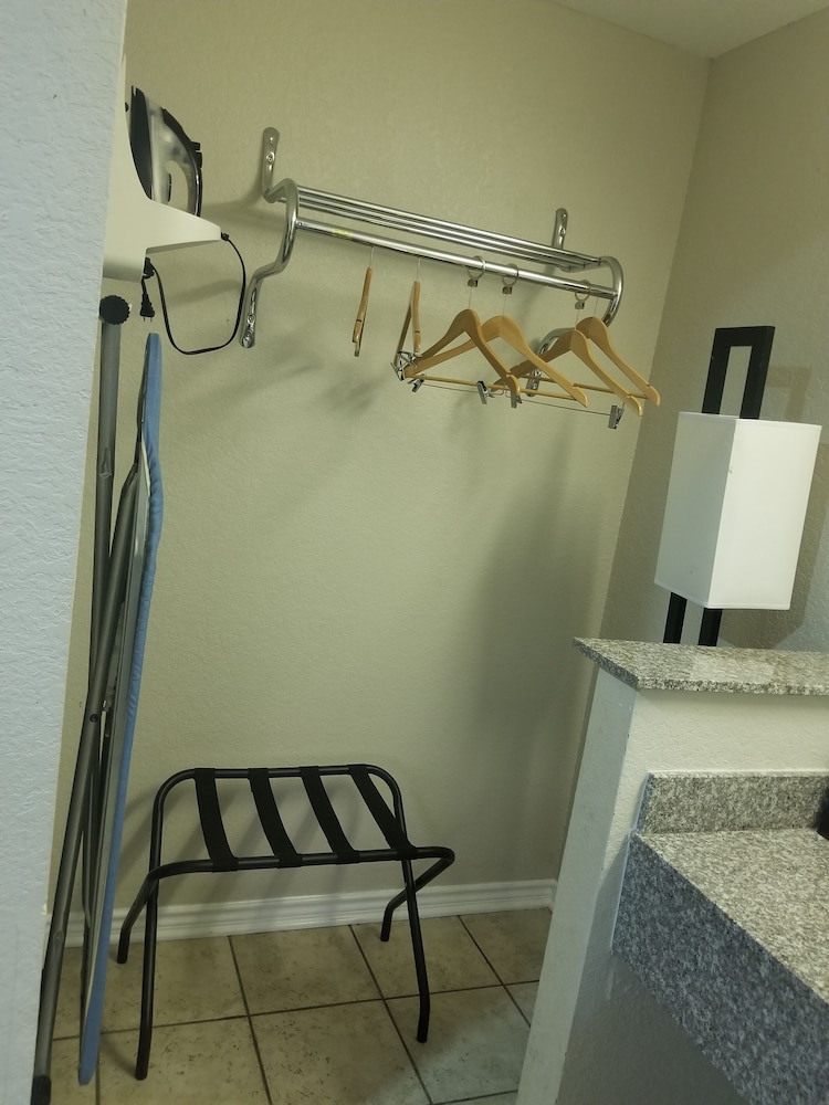 Econo Inn Lackland - photo 4