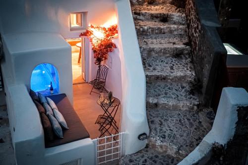 Blue Art Caves Lunar Sea Suite — 4-Star Luxury Hotel in Oia, Greece