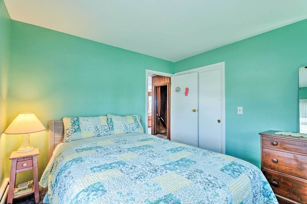 Rhode Island Oceanview Retreat: Walk to Shore — hotel in Narragansett
