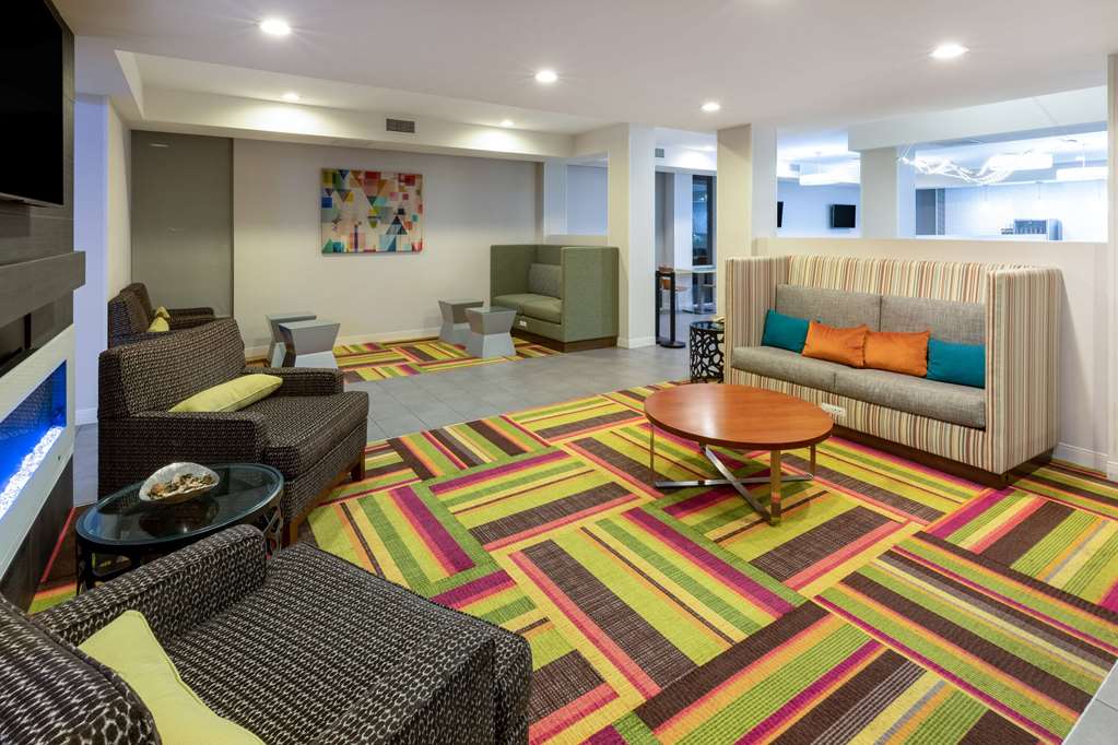 La Quinta Inn & Suites by Wyndham Tulsa Downtown Route 66 - photo 30
