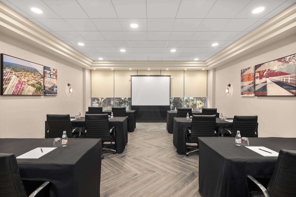 Hampton Inn & Suites Downers Grove Chicago - photo 51