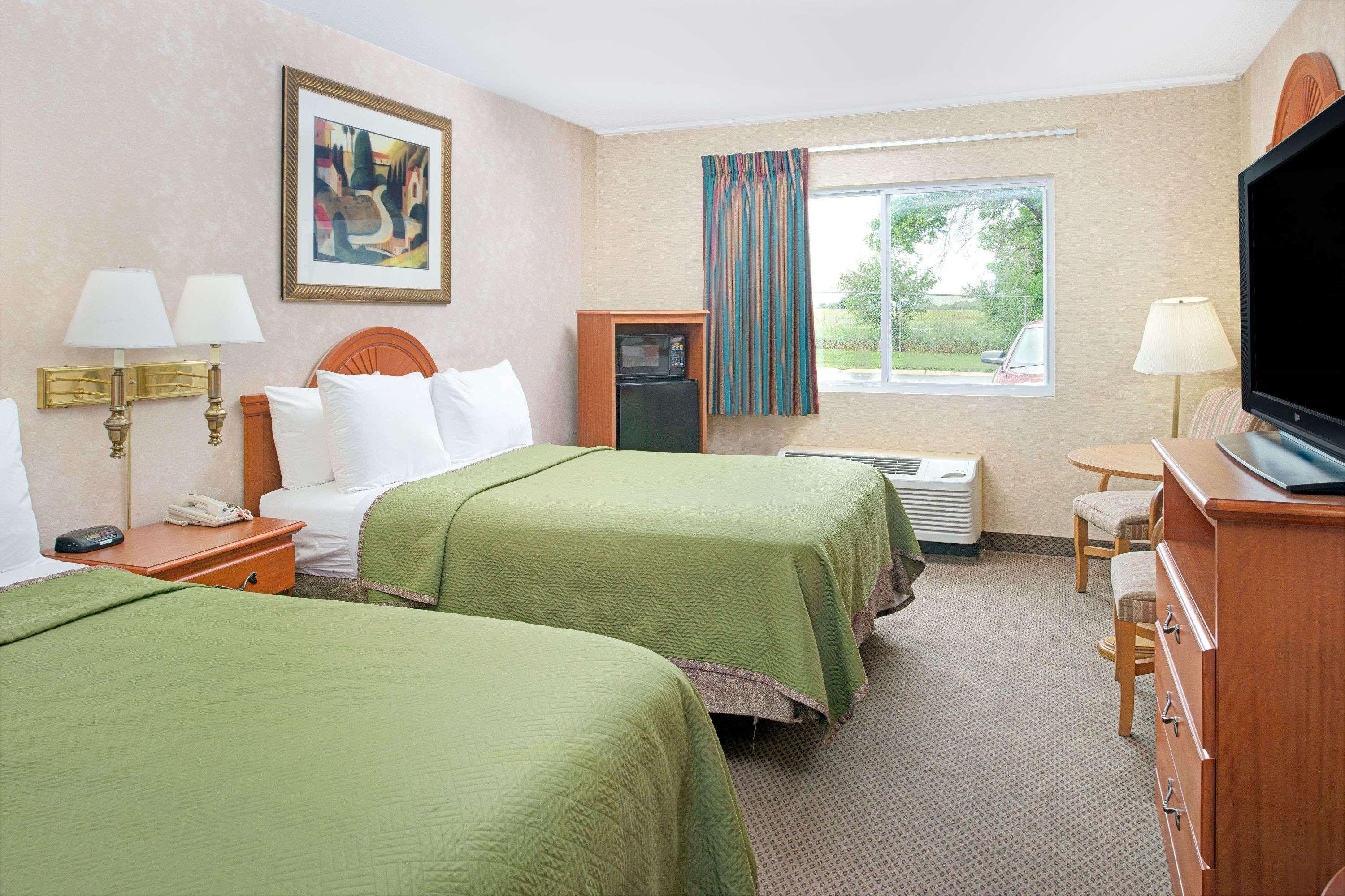 Travelodge by Wyndham Lincoln Airport I 80 - photo 6