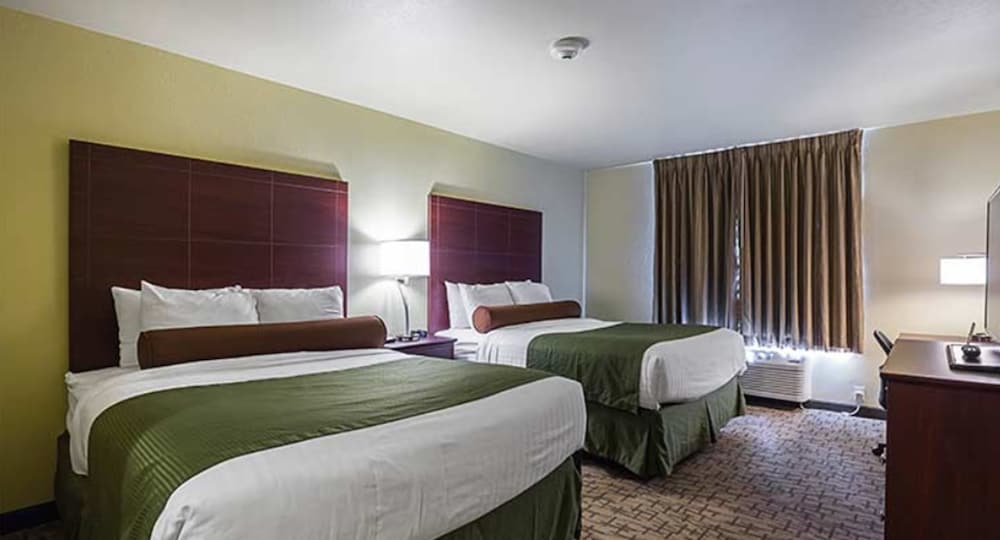 Cobblestone Hotel & Suites Hutchinson - photo 4