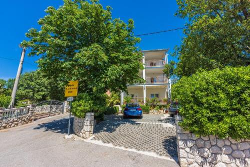 Renoviertes Apartment nur 600 Meter zum Strand mit privater Terrasse Grill Waschmaschine — 4-Star Luxury Hotel in Novi Vinodolski, Croatia