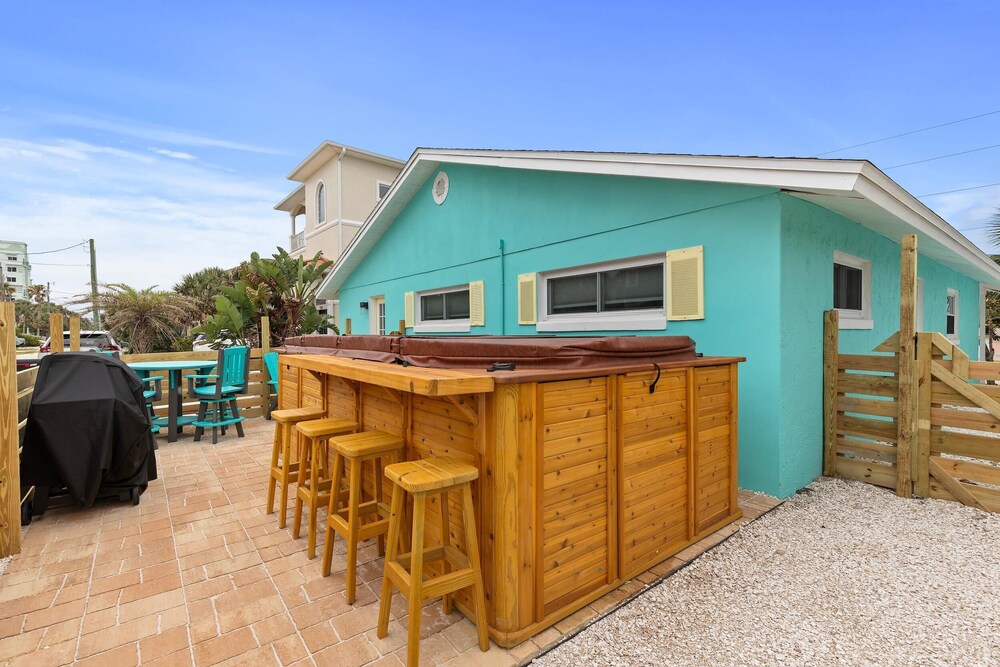 Aqua Beach Bungalow — 4-Star Luxury Hotel in New Smyrna Beach, United States