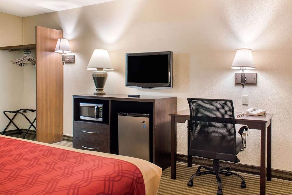Econo Lodge Inn And Suites - photo 24