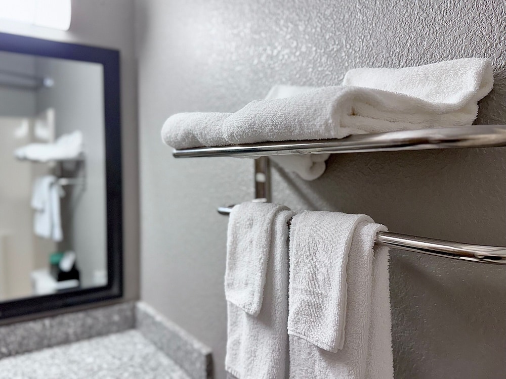 Economy Inn & Suites Cedar Rapids - photo 34