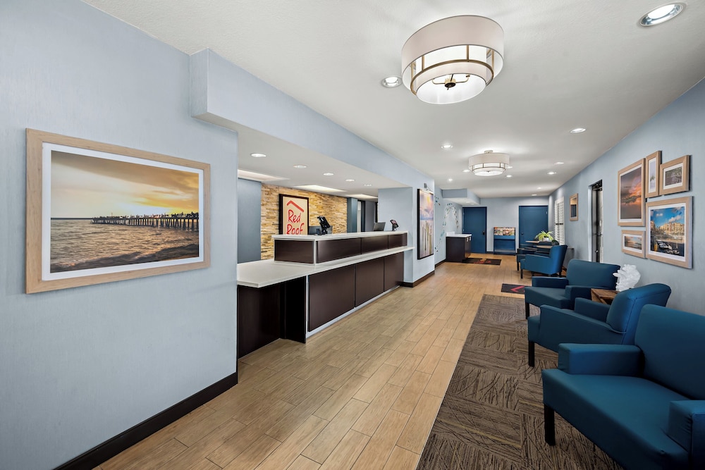 Red Roof Inn PLUS & Suites Naples Downtown 5th Ave S - photo 2