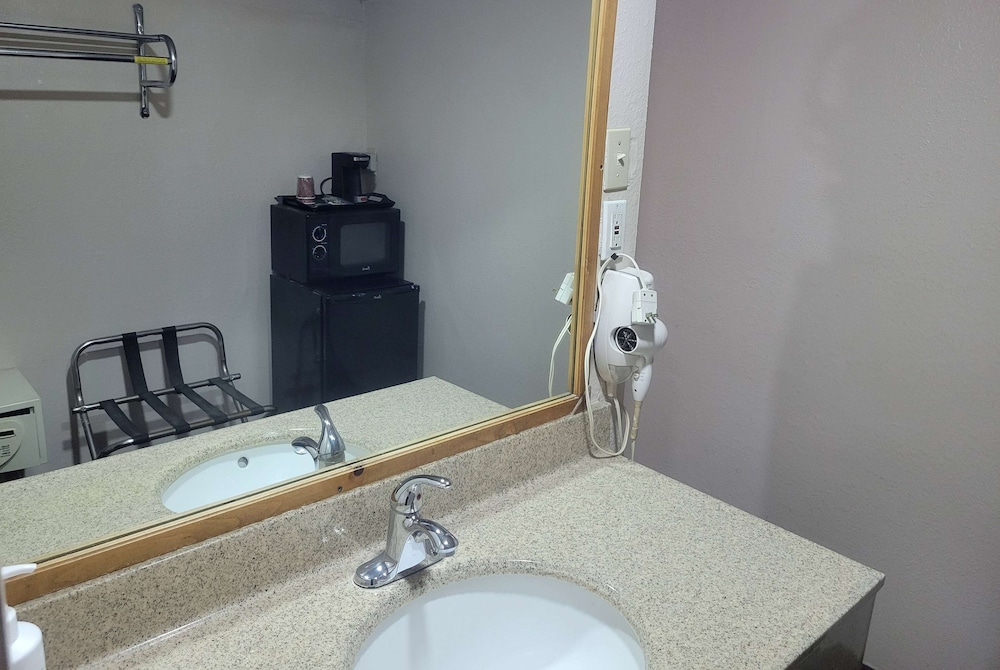 Rodeway Inn Memphis - photo 13
