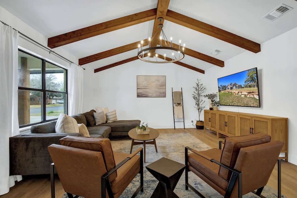 Bubbles on Bowie Walk to Main St in Fredericksburg, United States