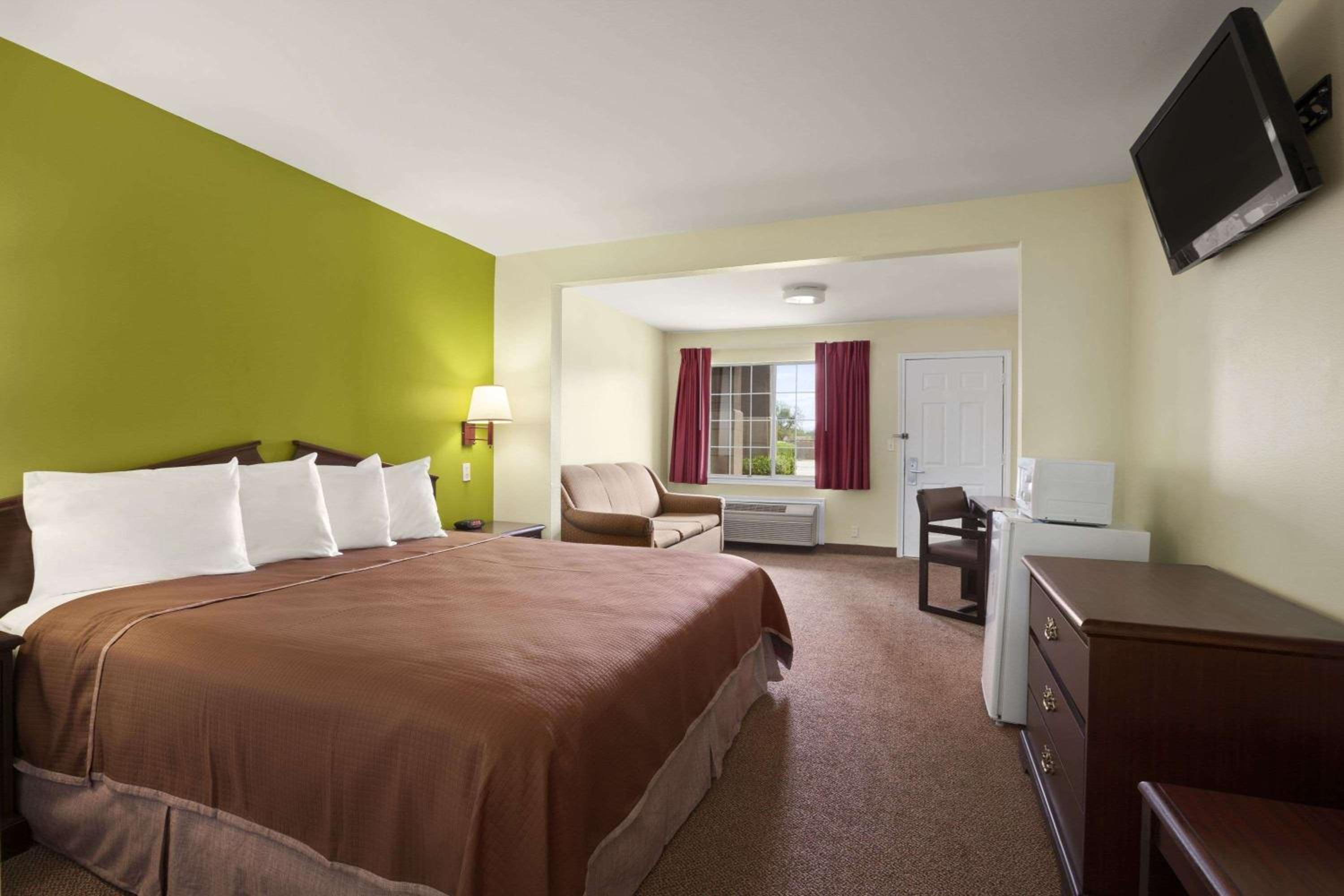 Howard Johnson by Wyndham Grand Prairie Near Lone Star Park - photo 12
