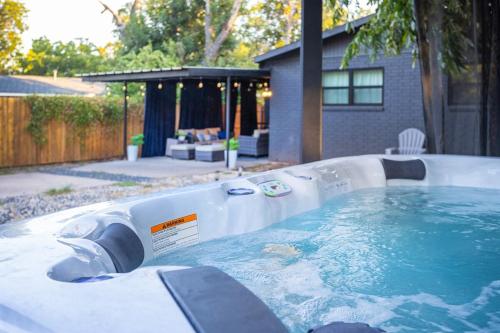 Das Green Dor Sleeps 9 Hot Tub & Fire Pit in Fredericksburg, United States