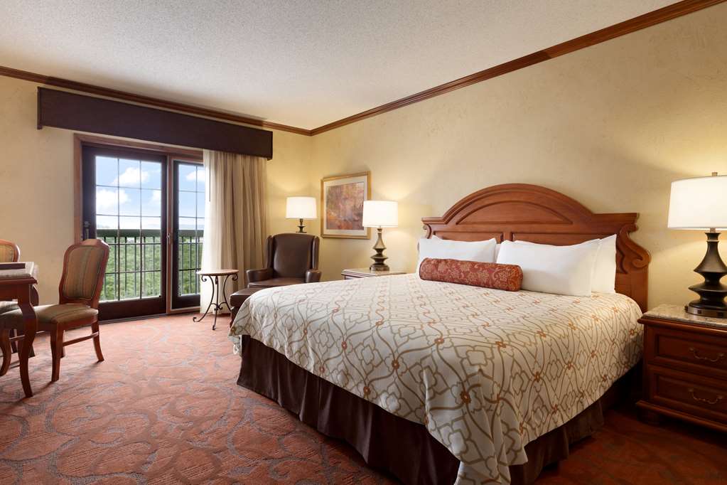 Chateau On The Lake Resort Spa and Convention Center - photo 18