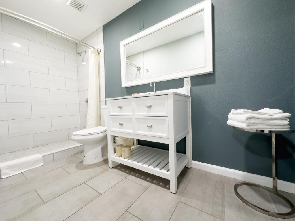 Courtesy Inn And Suites - photo 19
