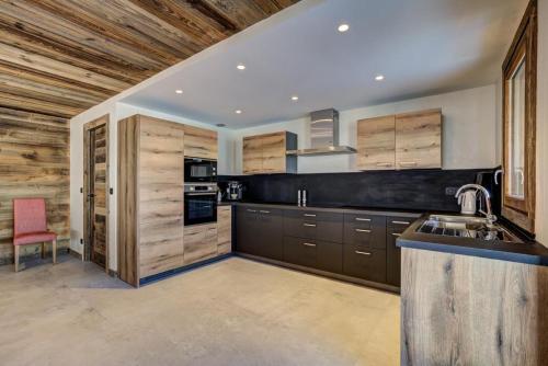 Le Cheval Blanc Luxe skis aux pieds jacuzzi hammam salle de cinéma in Meribel, France