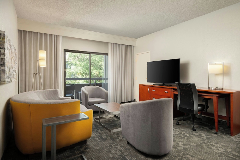 Courtyard by Marriott Dallas Fort Worth Bedford - photo 10