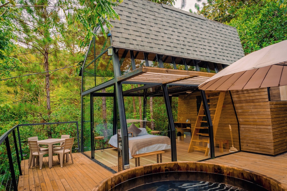 Silvery Bungalows en el Bosque in San Carlos, Colombia