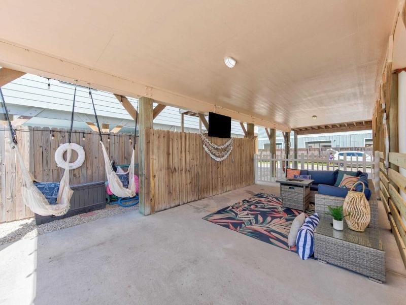 Salty Peach by Avantstay Private Pool New Decor - photo 26