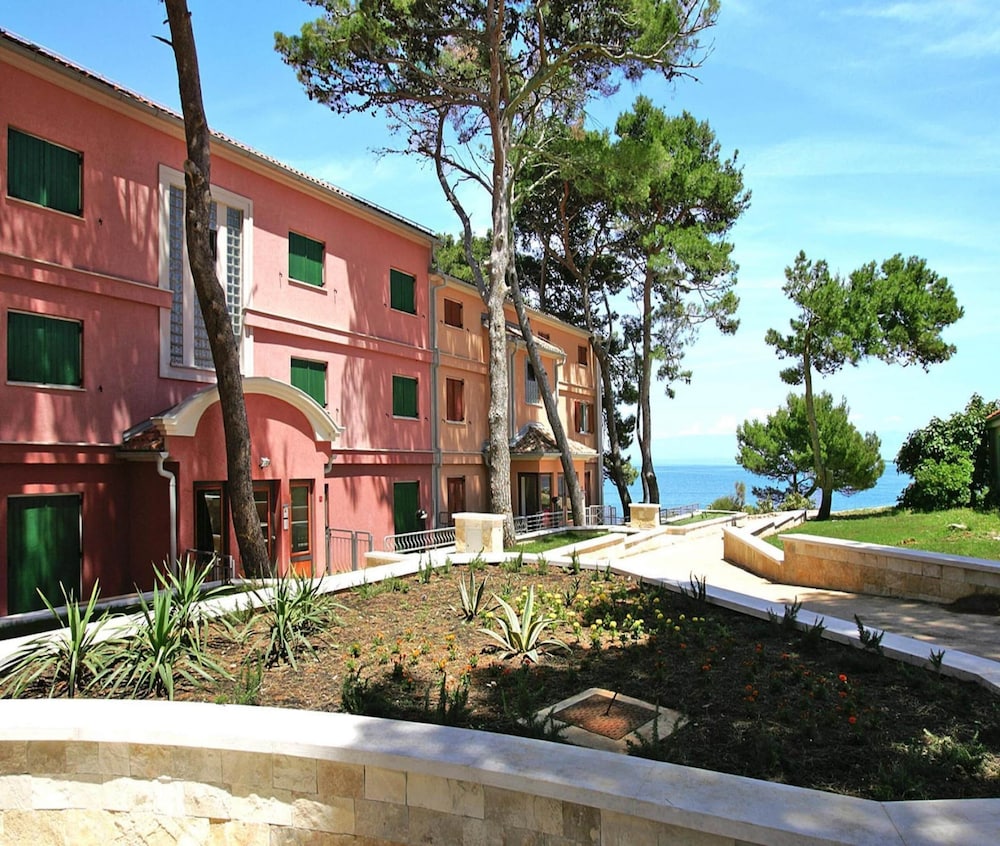 Apartment in Veli Losinj by the Sea — 4-Star Luxury Hotel in Mali Losinj, Croatia
