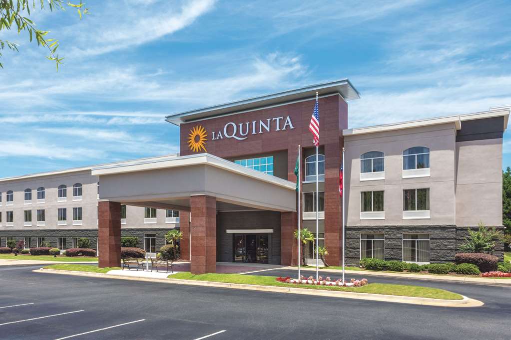 La Quinta Inn & Suites by Wyndham Columbus North - photo 2