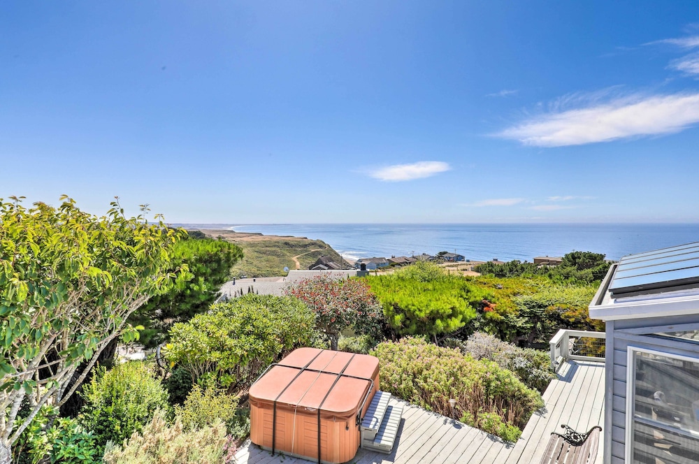 Oceanfront Irish Beach Sea Haven Home with Hot Tub — 4-Star Luxury Hotel in Manchester, United States