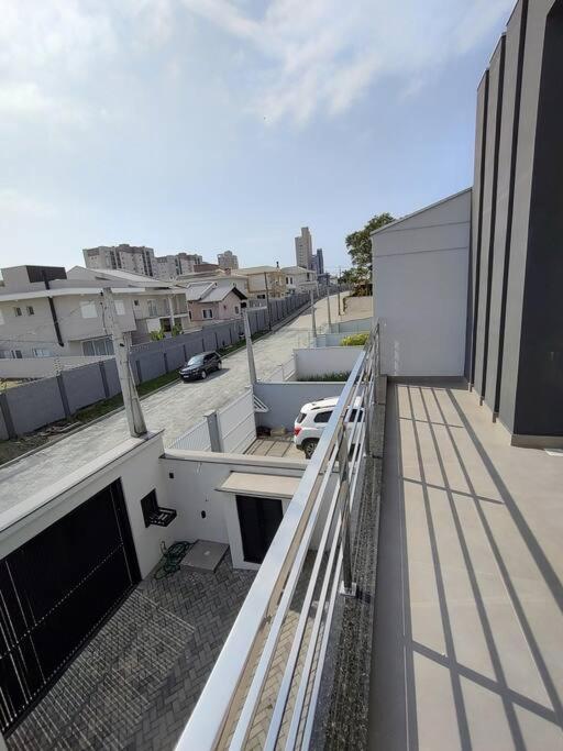 Sobrado com piscina banheira e garagem coberta.