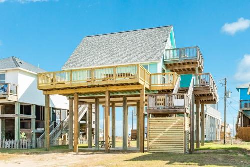 Across the Pass Triple Water Views & 3 Sea Decks in Freeport, United States