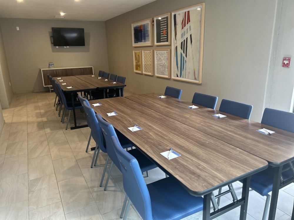 Holiday Inn Express & Suites Alice by IHG - photo 39