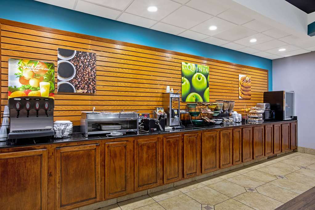 La Quinta Inn & Suites by Wyndham Tulsa Airpt Expo Square - photo 62