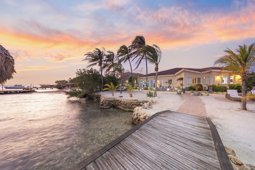 Private Beach Ocean Front Boat Dock Tiki Bar — 4-Star Luxury Hotel in Savaneta, Aruba