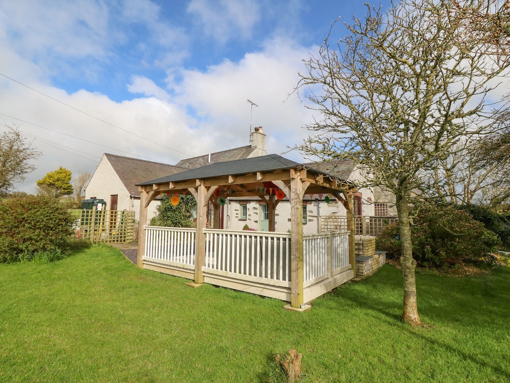 Ty Gwennol - carbon neutral hotel in Holyhead