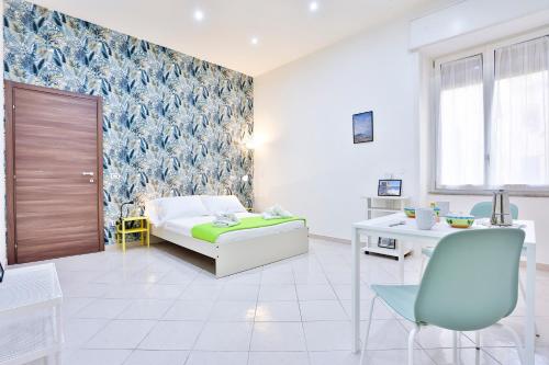 Track Station Studio Apartment with Netflix — 4-Star Luxury Hotel in Naples, Italy