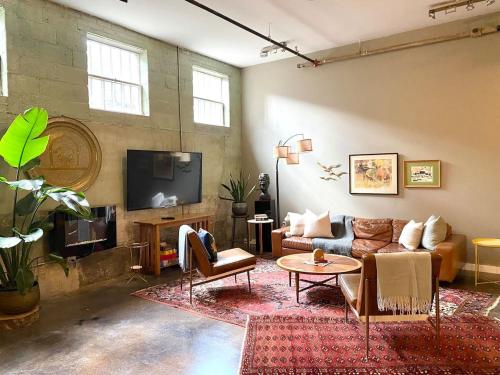Modern City Loft Downtown Lynchburg VA LYH HUGE — 4-Star Luxury Hotel in Lynchburg, United States