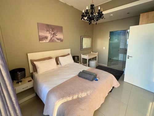 Infinity Stunning 1 bedroom apartment with sea & mountain views